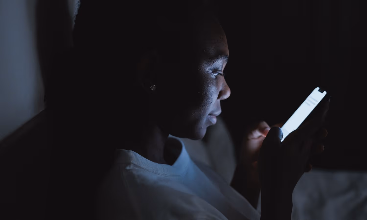 Ein Chatverlauf auf dem Telefon, in dem sich eine Empfehlung zwischen gewöhnliche Nachrichten schiebt