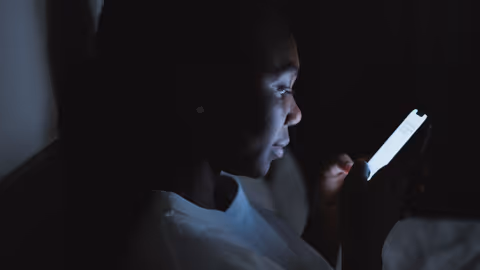 Nachrichtenverlauf auf einem Telefon, in dem sich eine Empfehlung zwischen gewöhnliche Nachrichten schiebt