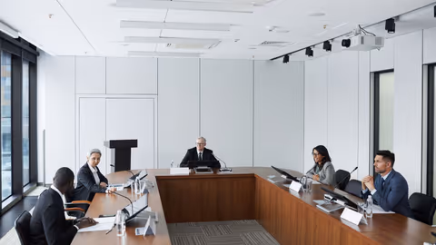 Sitzung eines Aufsichtsgremiums an einer Hufeisentafel
