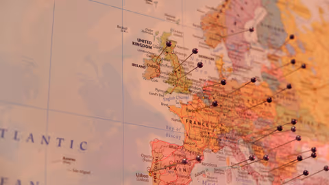 Europakarte mit Nadeln in mehreren Ländern