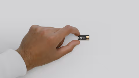 Hardware-Schlüssel für eine Wallet in der Hand